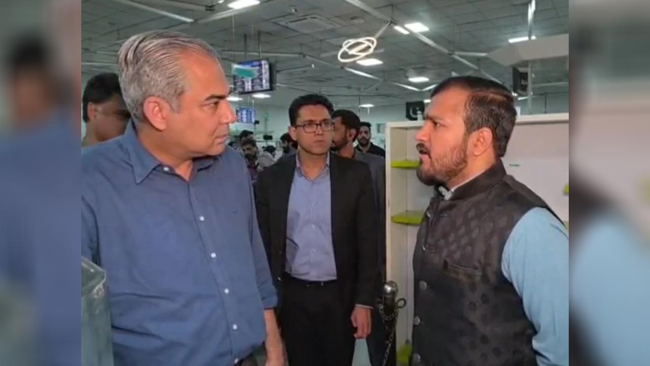 وفاقی وزیر داخلہ محسن نقوی کا نادرا سنٹر شملہ پہاڑی کا اچانک دورہ، شدید برہمی کا اظہار — image 2