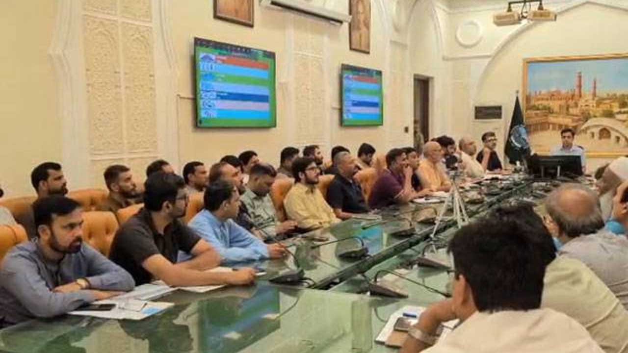 وفاقی وزیر داخلہ محسن نقوی کا نادرا سنٹر شملہ پہاڑی کا اچانک دورہ، شدید برہمی کا اظہار — image 5
